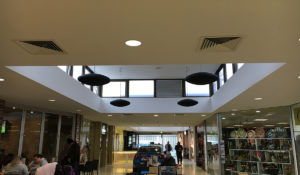 Schwarzer Pulsar im Einkaufszentrum