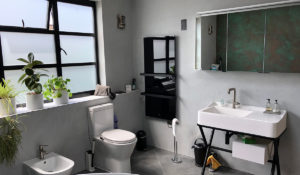 Badezimmer mit XLS Handtuchheizung schwarz