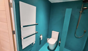 Select XLS Handtuchwärmer Weiß in einem modernen Badezimmer installiert