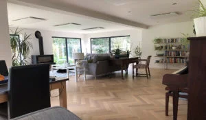 Select XLS - Weißes rahmenloses Infrarot-Heizpaneel im Wohnzimmer