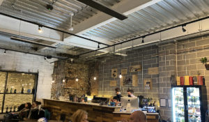 Summit schwarz in einer Weinstube