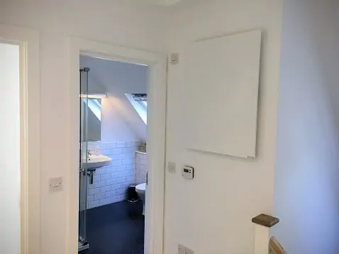 An der Wand montierte Herschel-Heizpaneele