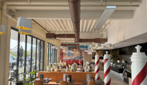 Herschel Summit weiß in einem Eiscafé in Deutschland installiert