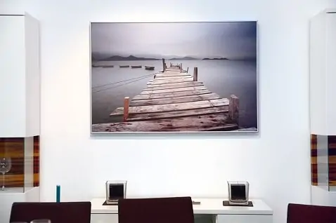 Büroräume durch dekorative Herschel-Bildtafel erwärmt