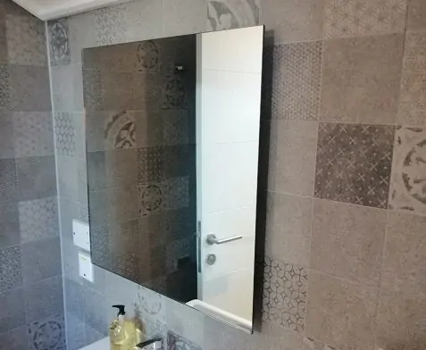 Die Spiegelheizung bietet eine energiesparende und effiziente Lösung für Badezimmer mit doppeltem Verwendungszweck