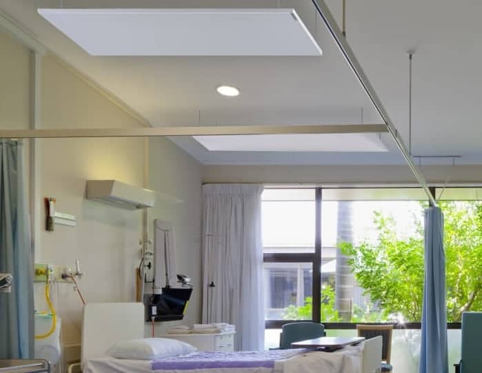 Ausgewählte XLS-Infrarotplatten, die über Krankenhausbetten aufgehängt sind