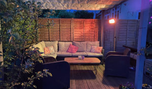 Miami White auf silbernem Ständer für die Außenterrasse