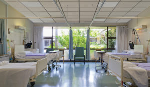 Deckenfliesen in einem Krankenhaus