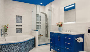 Select XLS Spiegel mit Beleuchtung in einem modernen, farbenfrohen Badezimmer