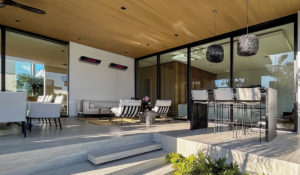 Mit Herschel Rio Designer-Heizstrahlern beheizte Außenlounge