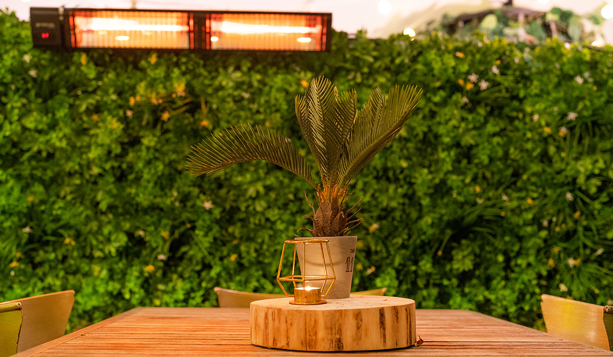 Stilvolle Terrasse mit Manhattan-Heizstrahler