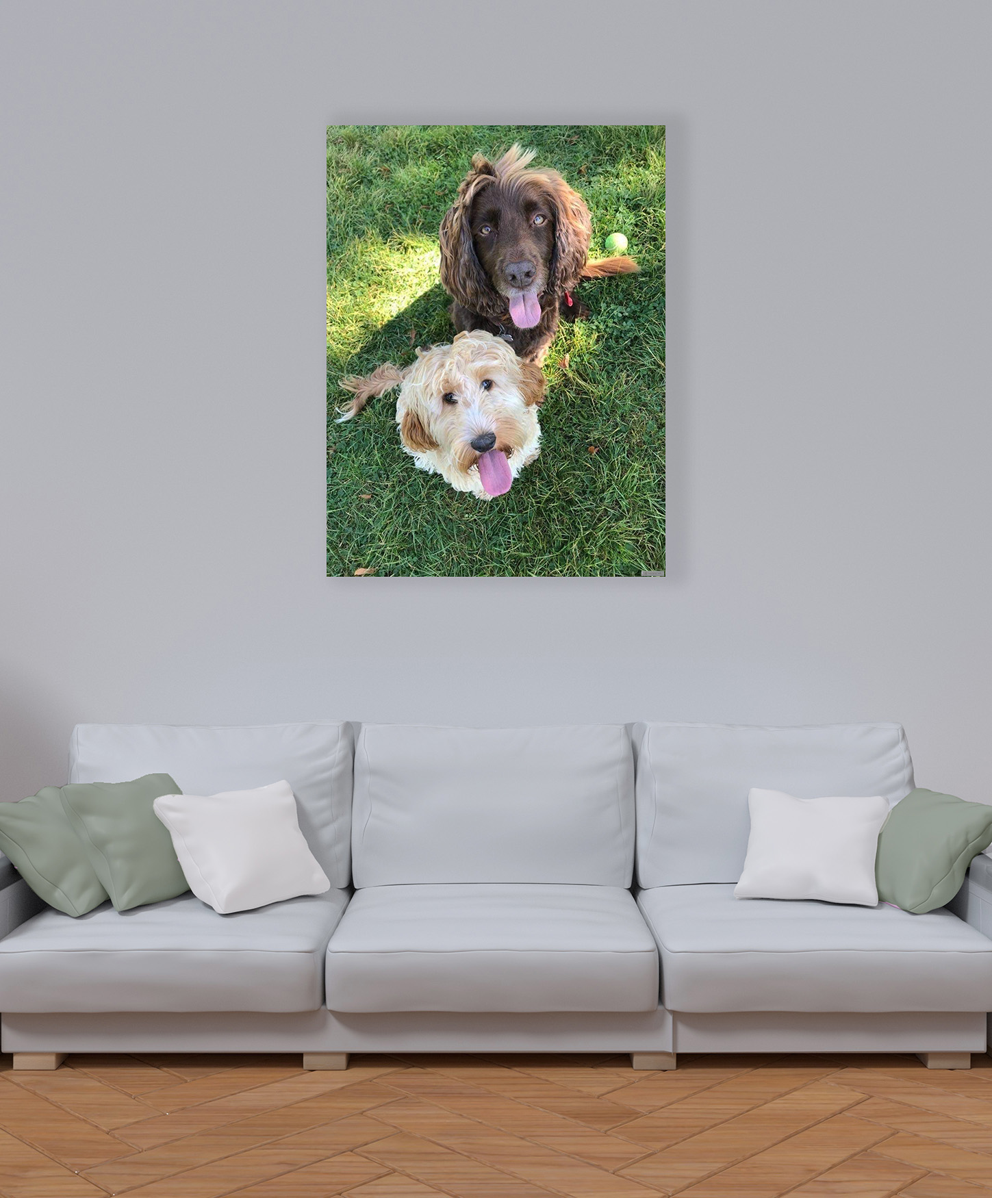 Bild von zwei Hunden auf einer Tafel im Wohnbereich