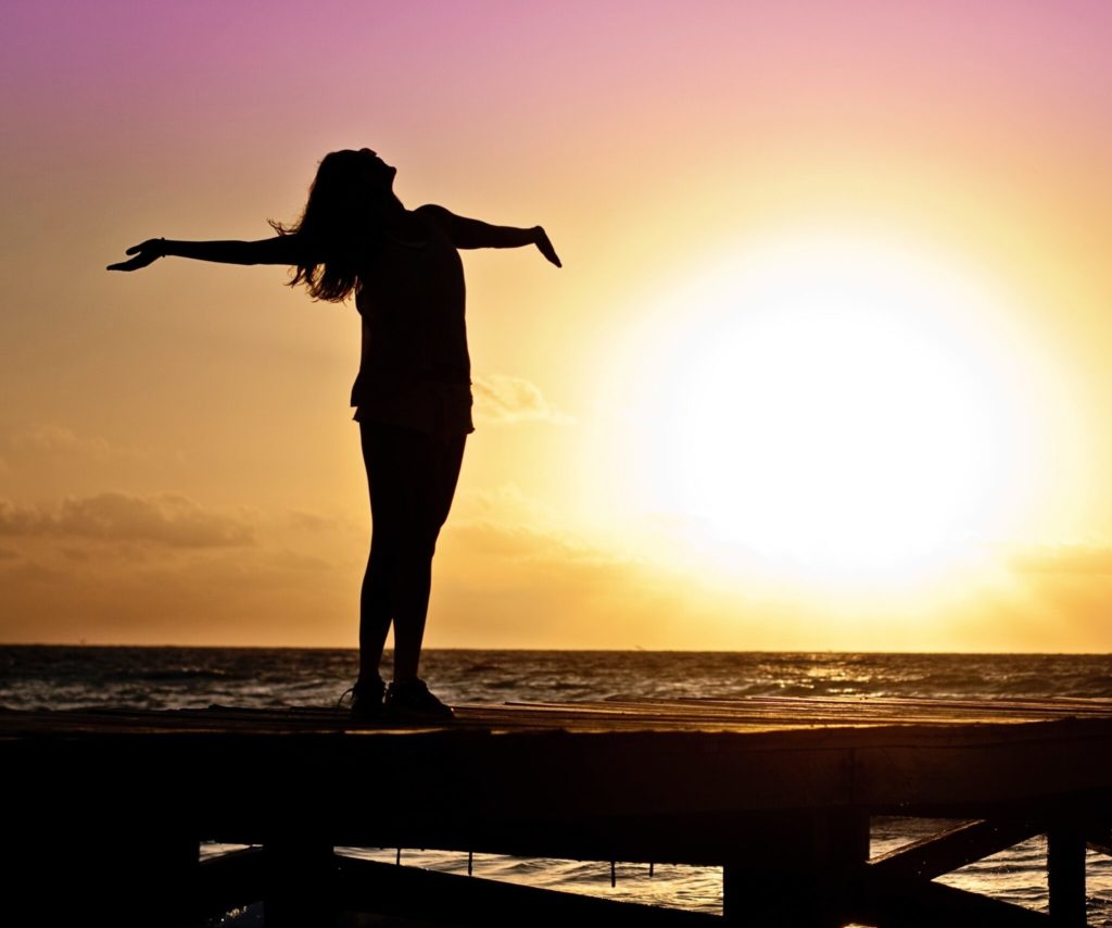 Silhouette einer Frau sonnt sich in der Sonne