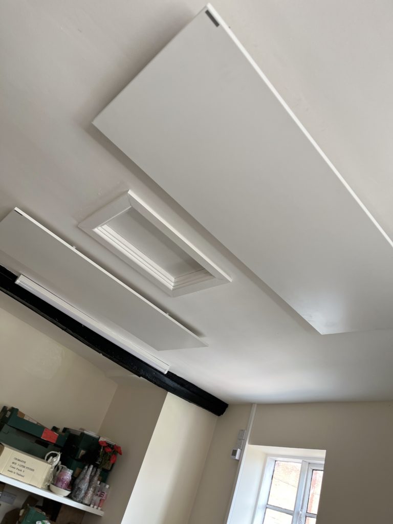 Komfort-Infrarotpaneele an der Decke montiert