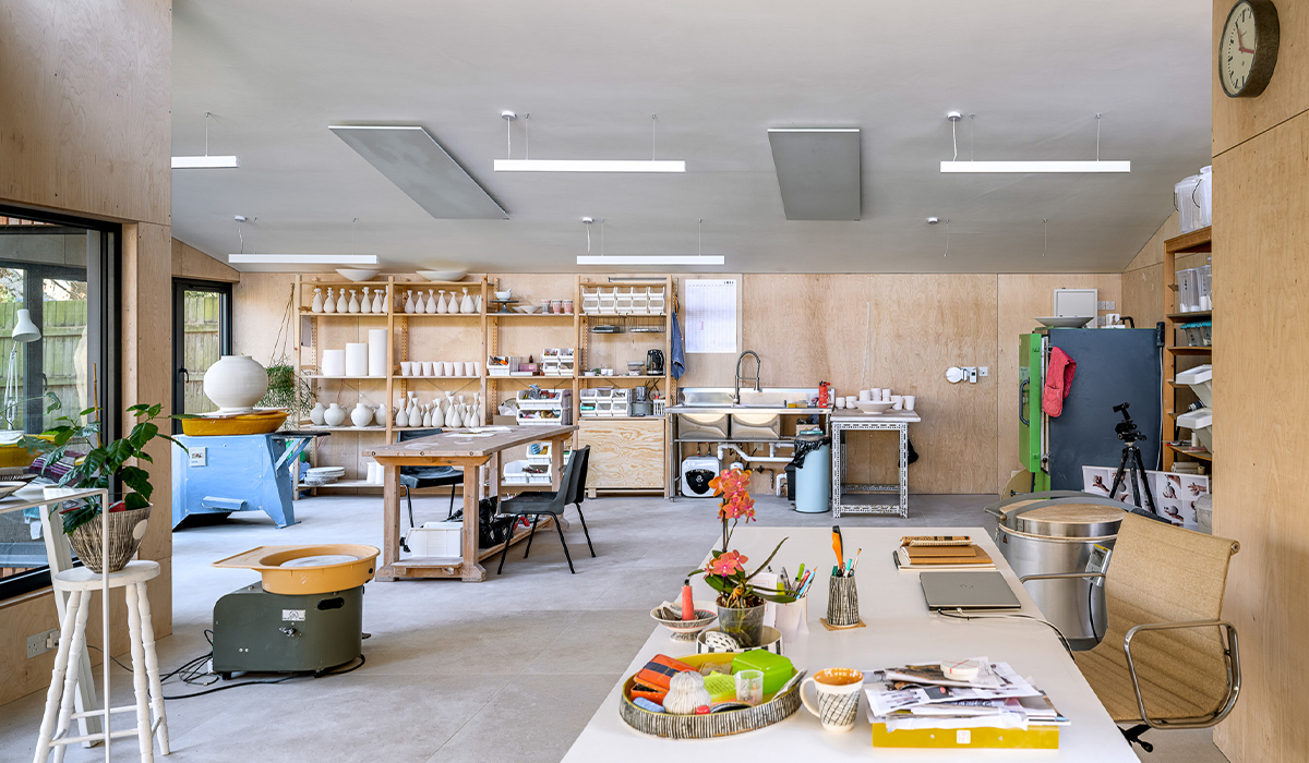 Der Raum des Okopod Ceramic Studio wird mit Herschel-Infrarotpaneelen beheizt