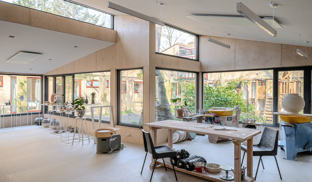 Der Raum des Okopod Ceramic Studio wird mit Herschel-Infrarotpaneelen beheizt