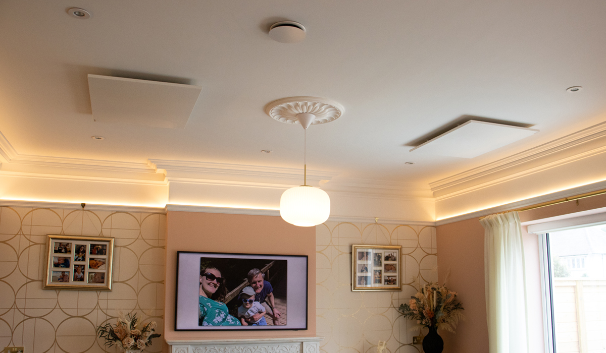 Infrarot-Heizpaneele an der Wohnzimmerdecke installiert