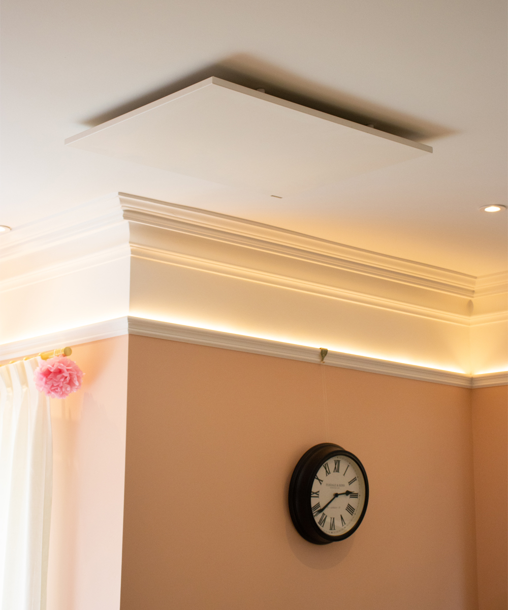 Infrarot-Heizpaneele an der Wohnzimmerdecke installiert