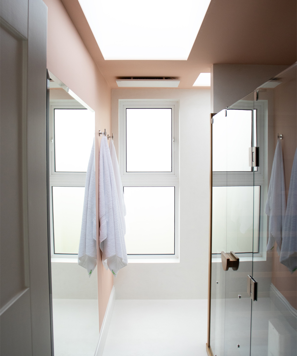 Infrarot-Heizpaneele an der Badezimmerdecke installiert