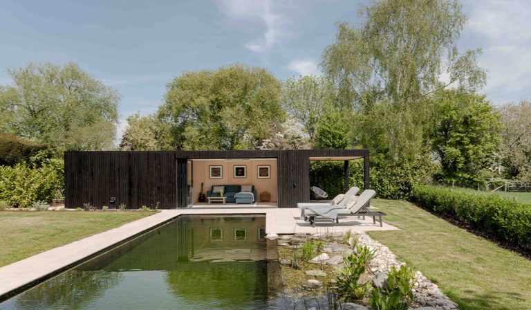 Elegantes Poolhaus, beheizt von Herschel