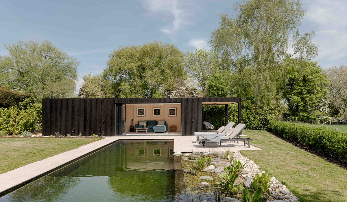 Infrarot-Heizpaneel im Poolhaus installiert